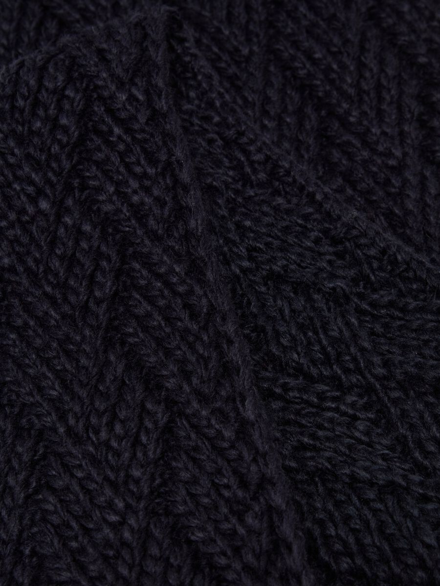 Knit scarf with geometric design_1