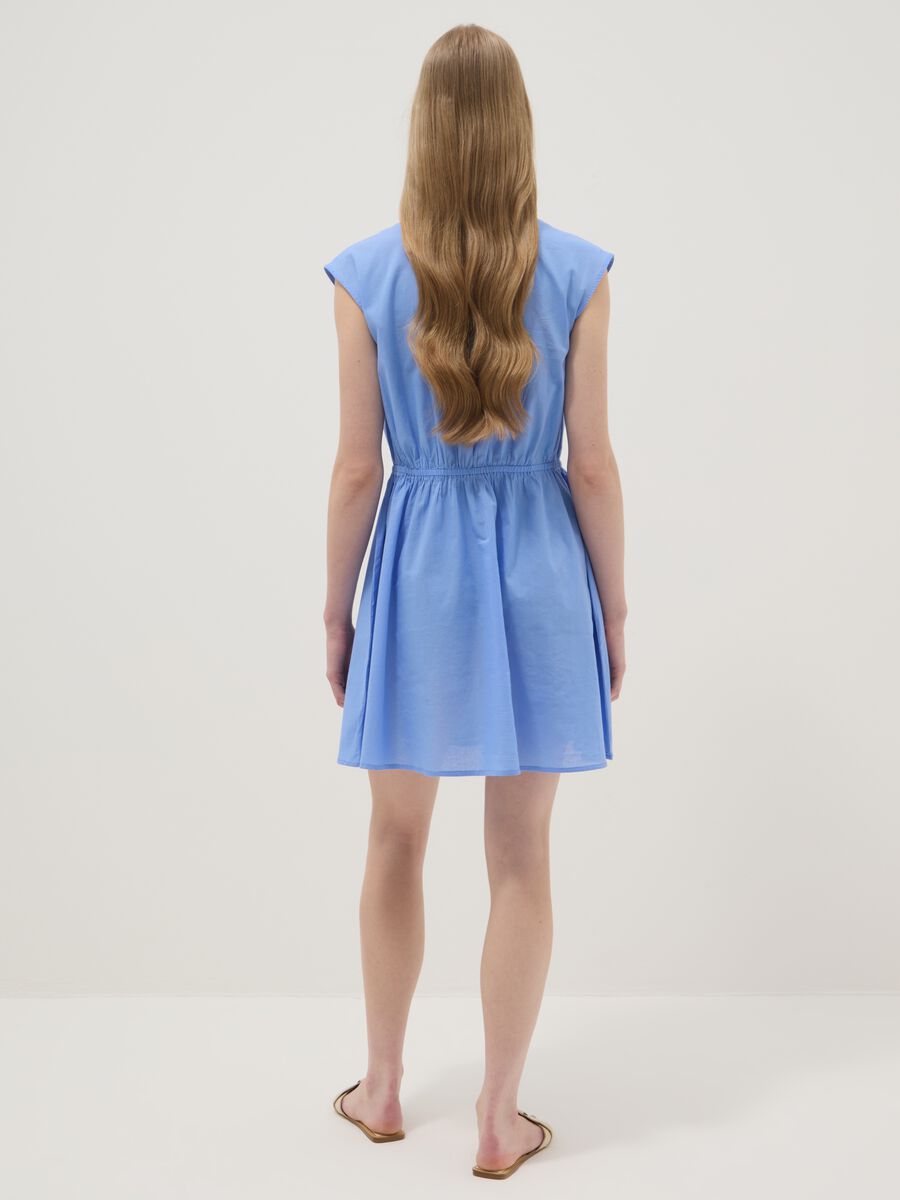 Abito azzurro in puro cotone regular fit con scollo a V e laccetti_2