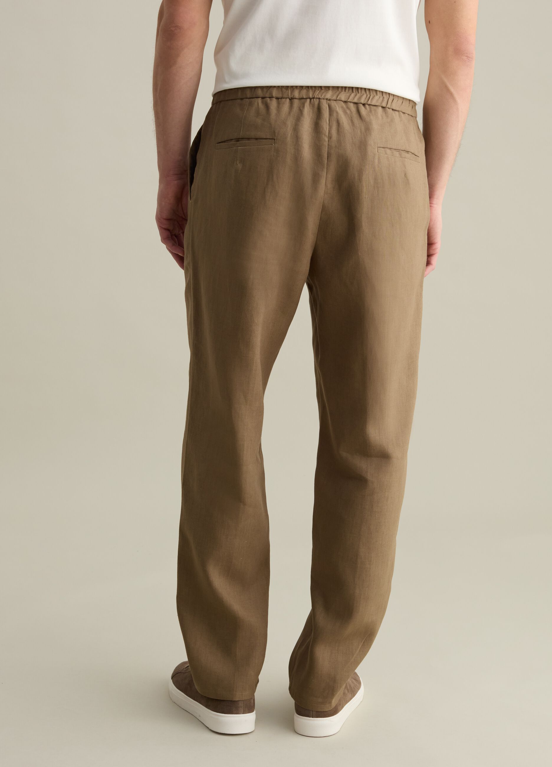 Contemporary trousers in linen
