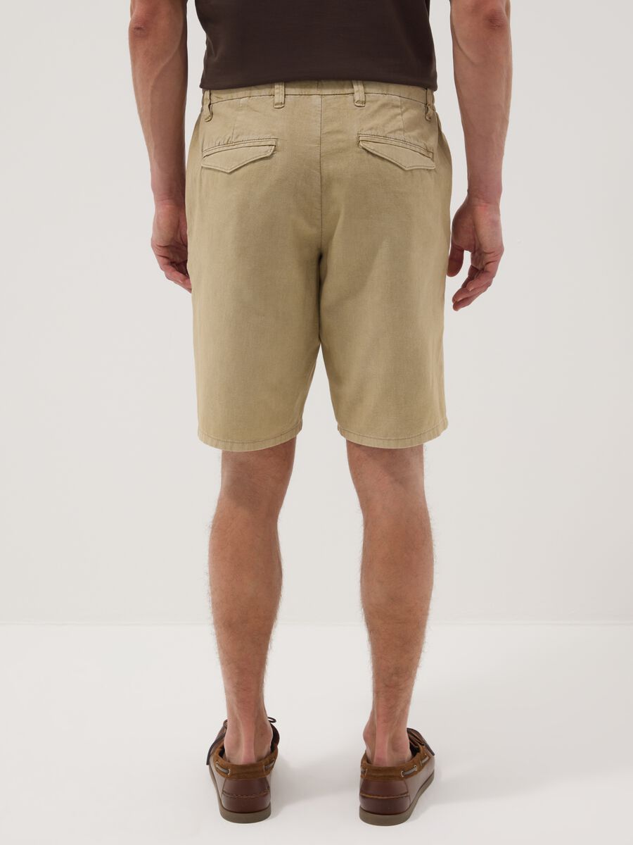 Beige chino Bermuda shorts in a linen and cotton blend_2