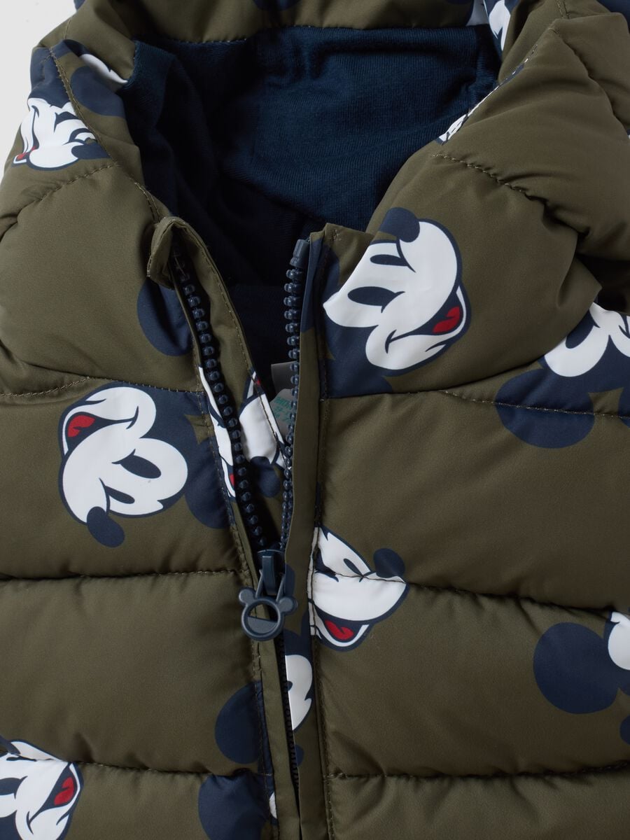 Gilet verde imbottito con cappuccio e stampa Mickey per bimbo_2