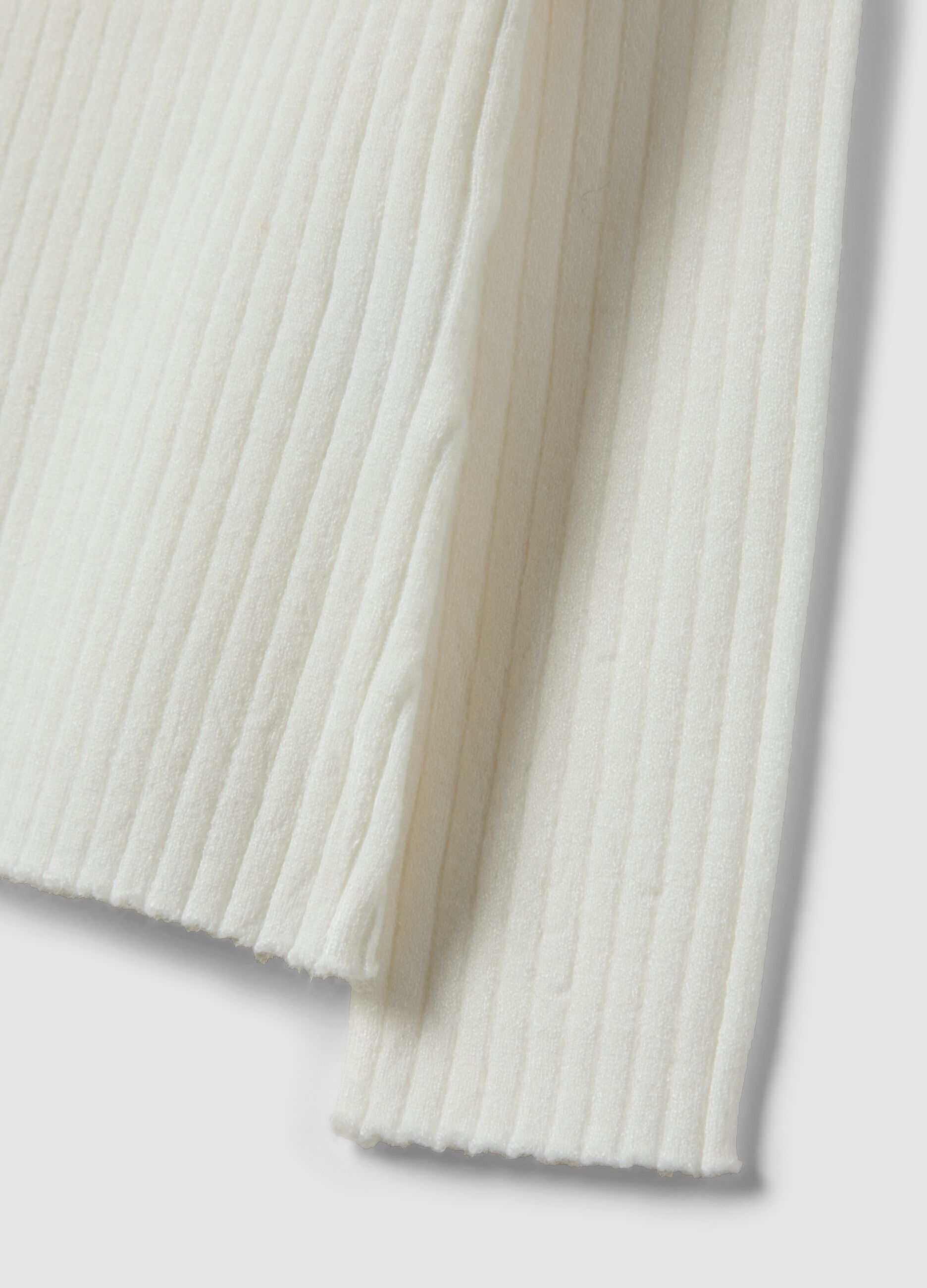 Maglia bianca in misto viscosa a coste con girocollo regular fit