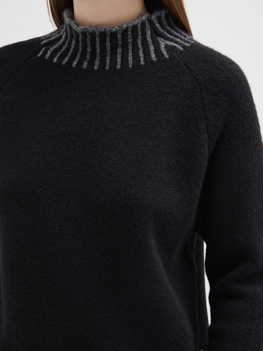 Maglione nero regular fit con collo a coste e dettagli cut-out_3