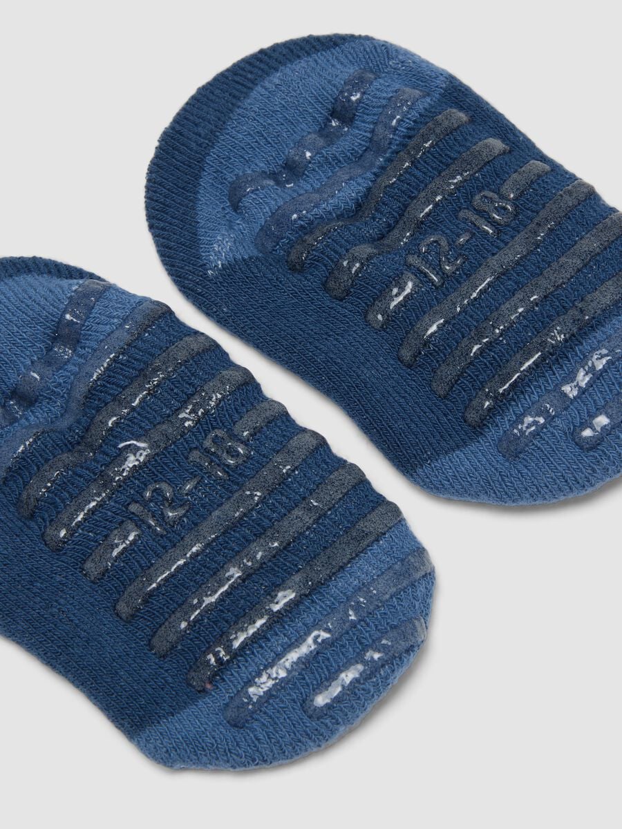 Calze a pantofola blu in cotone organico elasticizzato con trattore_1