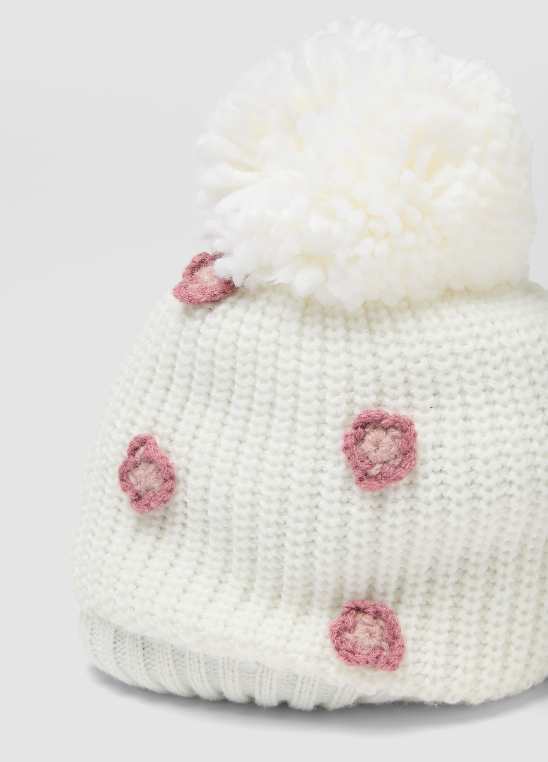 Cappello bianco in maglia con pon pon e fiori