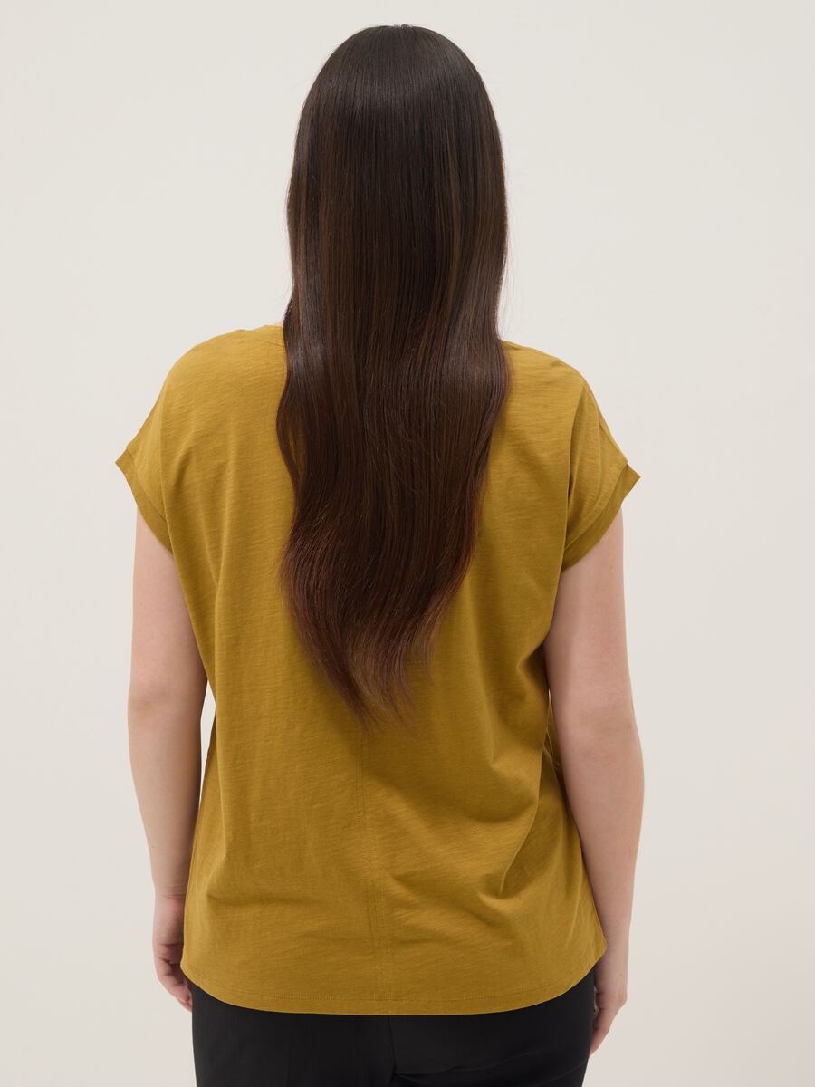 T-shirt in puro cotone gialla regular fit con collo a V_3