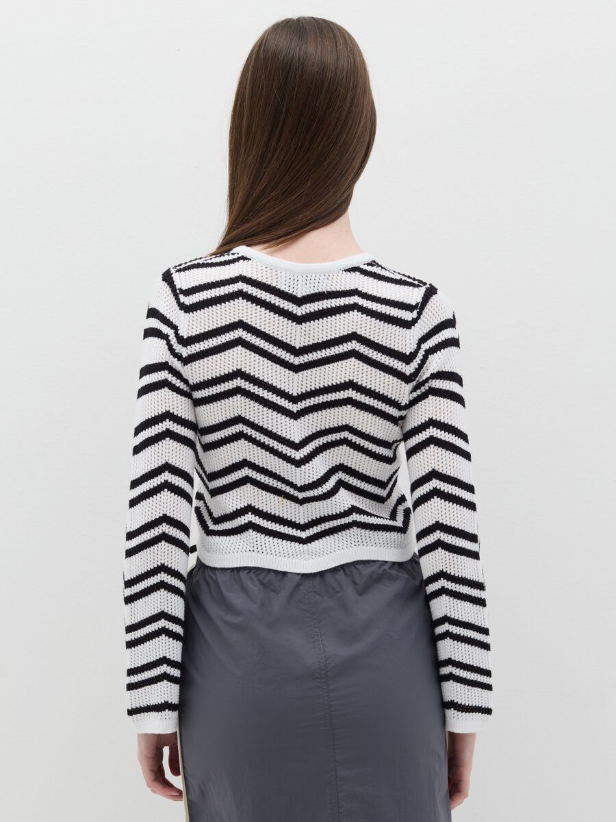 Crochet top with striped design_3