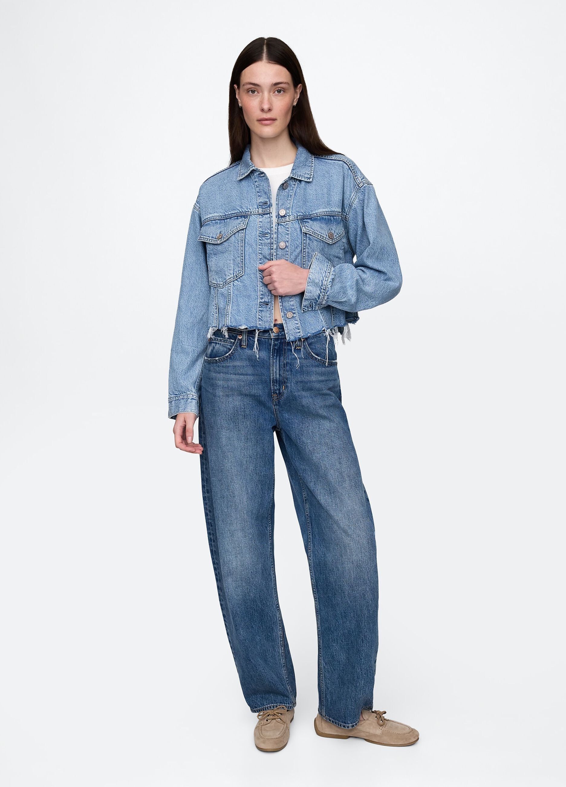 Giacca cropped in denim con bordi sfrangiati