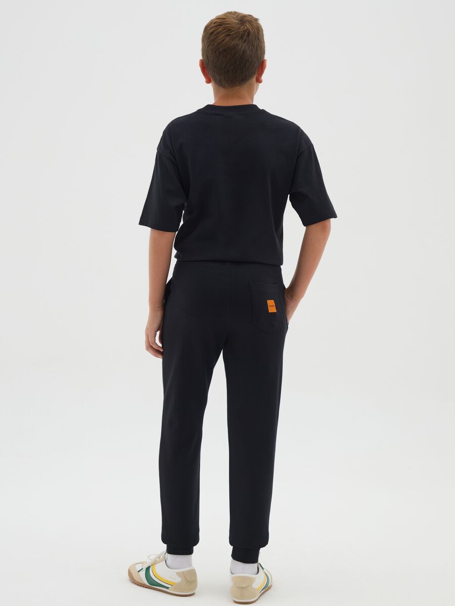 Pantaloni jogger da ragazzo in puro cotone nero regular fit con tasca posteriore_2