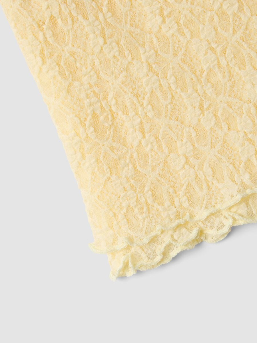 Top giallo corto in tessuto elasticizzato con lavorazione floreale_5