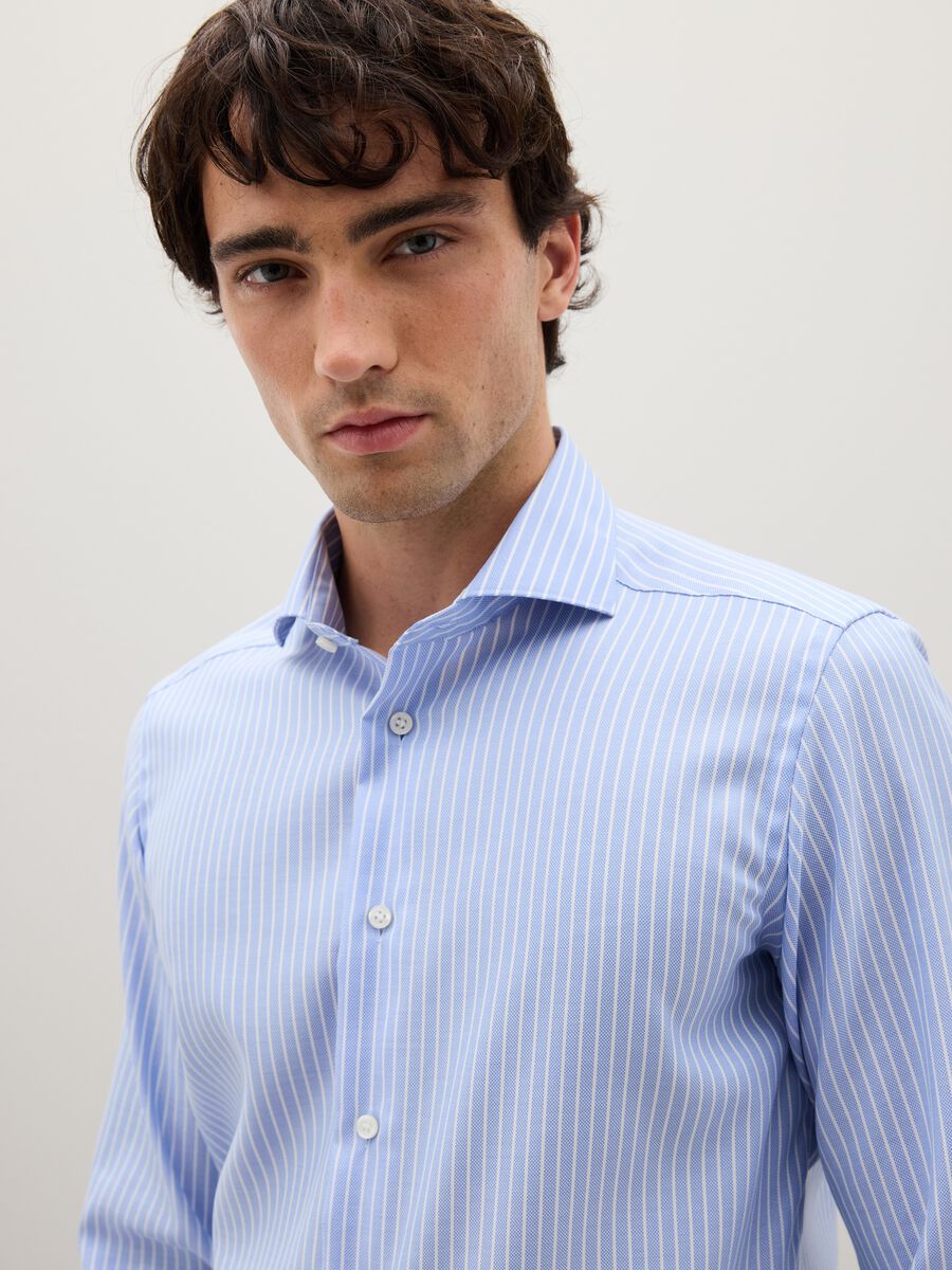Camicia a righe bianche e azzurre in puro cotone slim fit_0