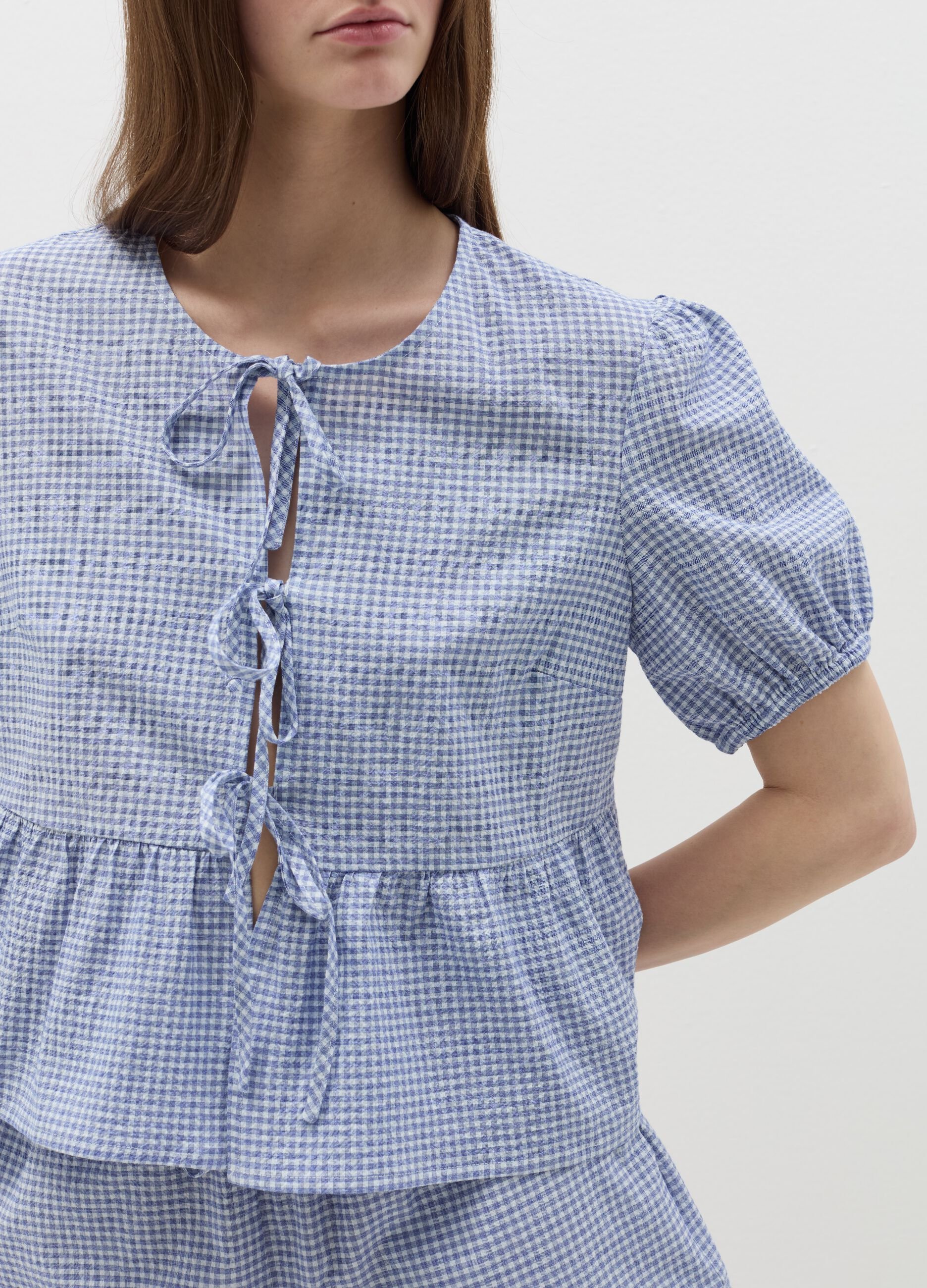 Blusa in seersucker a quadretti con laccetti