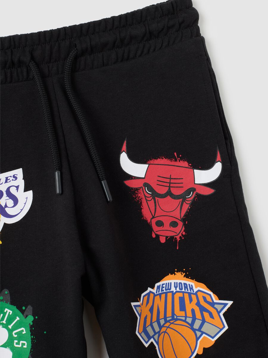Set of kids' beige pure cotton t-shirt and regular fit shorts with NBA print_2