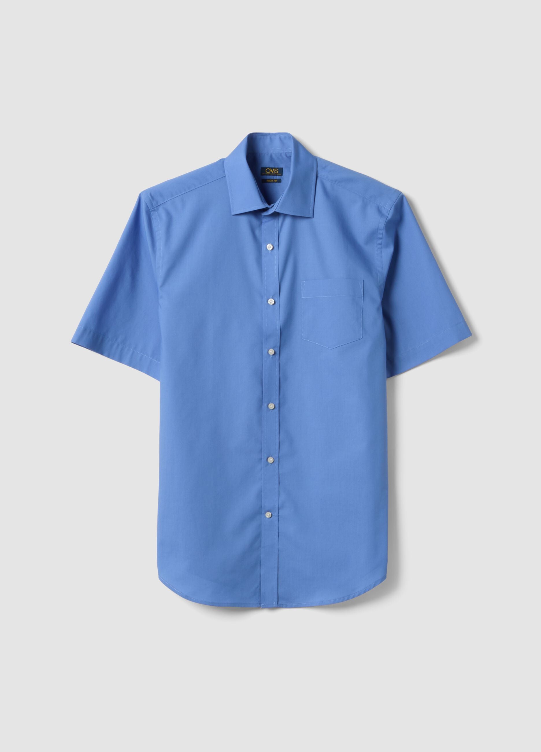 Light blue short-sleeved shirt with classic collar