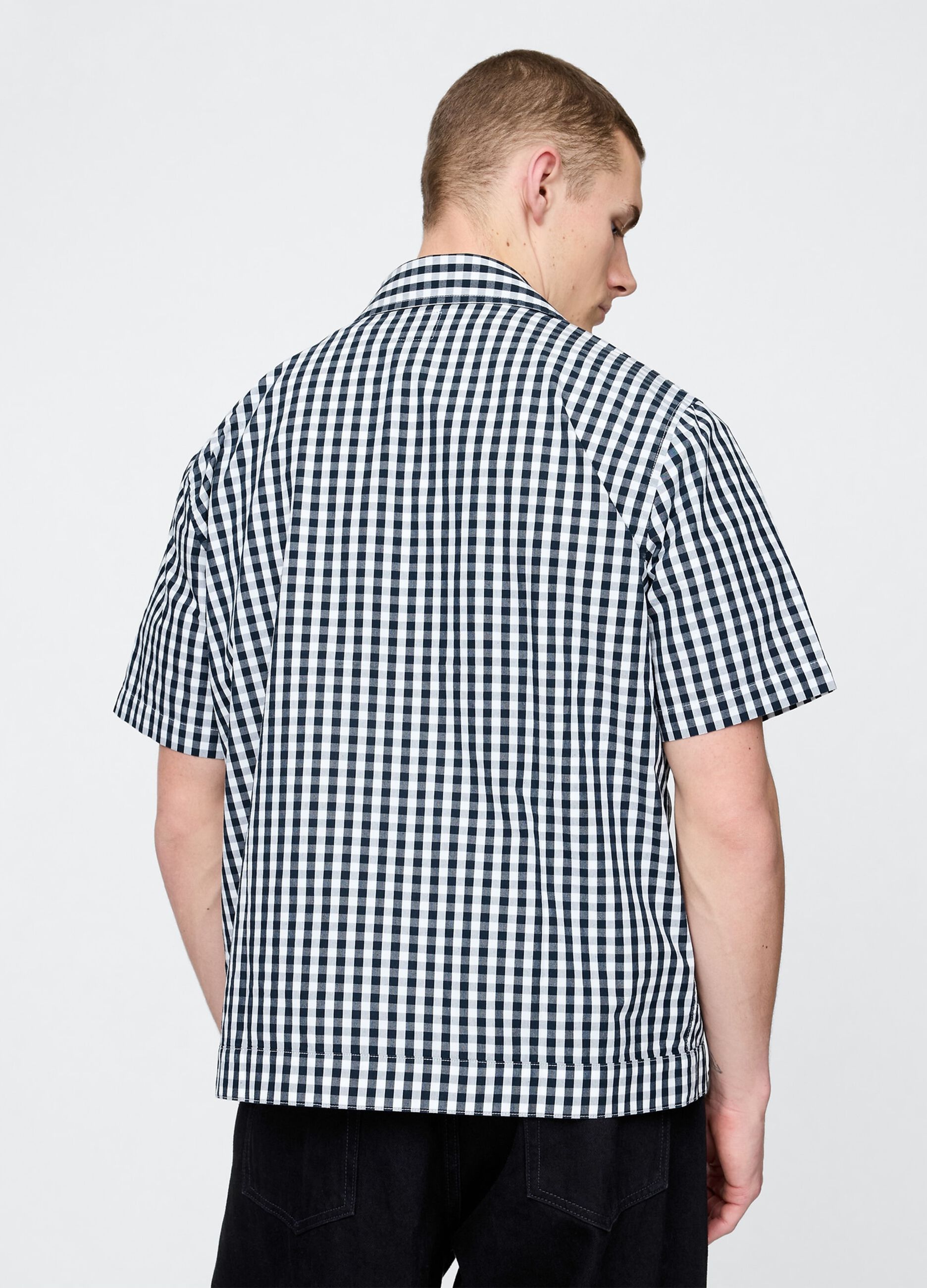 Blue and white checked short-sleeve shirt