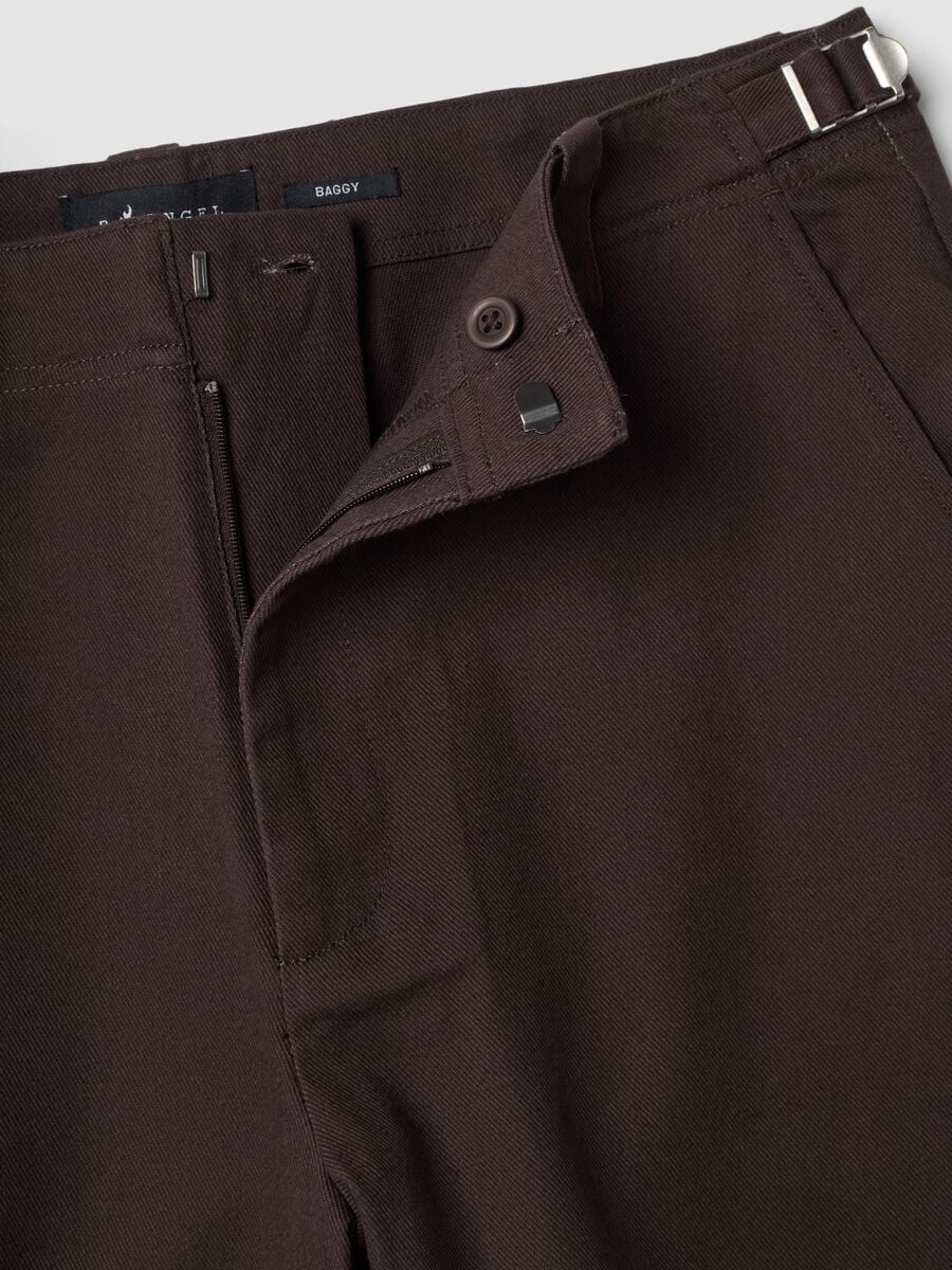 Pantaloni chino marroni in puro cotone baggy fit_1