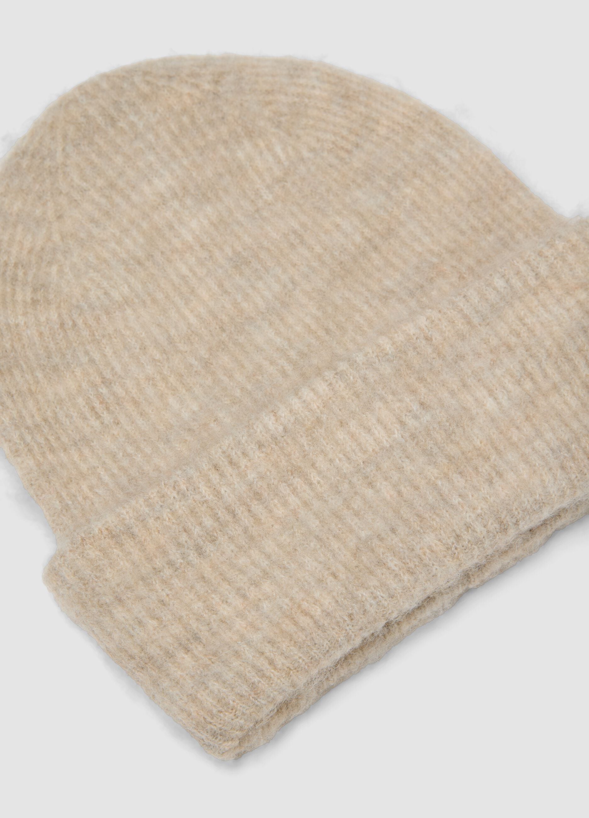 Cappello beige in lana e alpaca elasticizzato