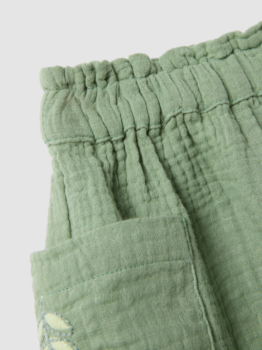 Shorts verdi in puro cotone con ricami floreali per bimba regular fit_3