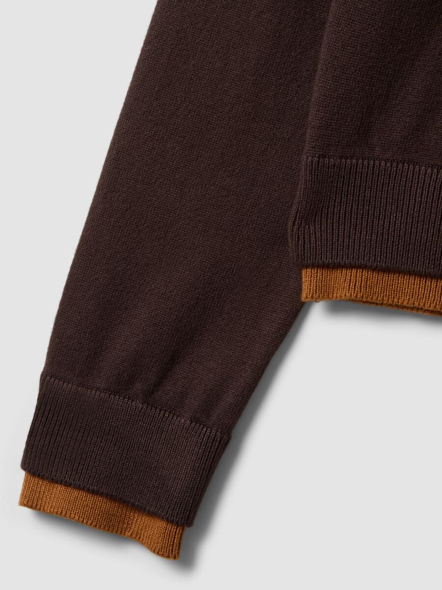 Maglia marrone in misto viscosa con colletto polo regular fit_5