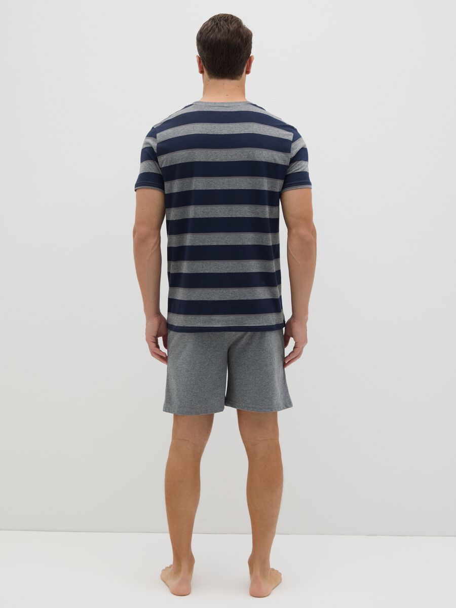 Short blue and grey pyjamas in cotton with striped pattern_3