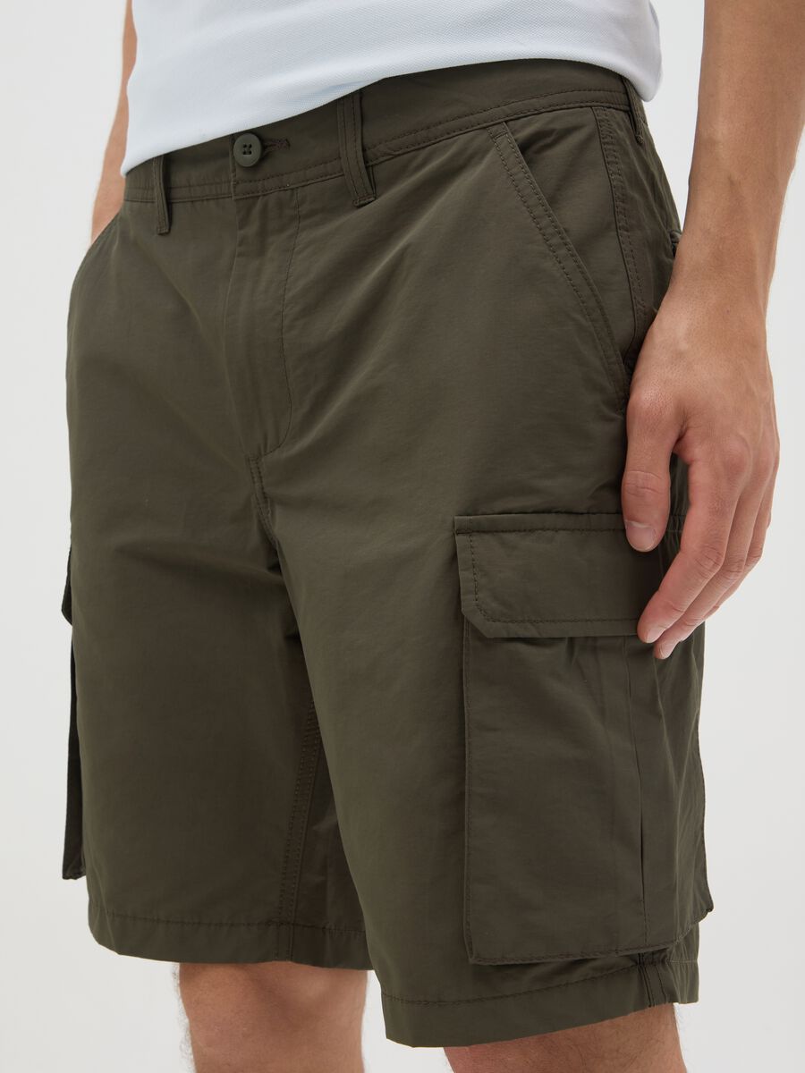 Men's regular fit green cotton blend Bermuda shorts_2