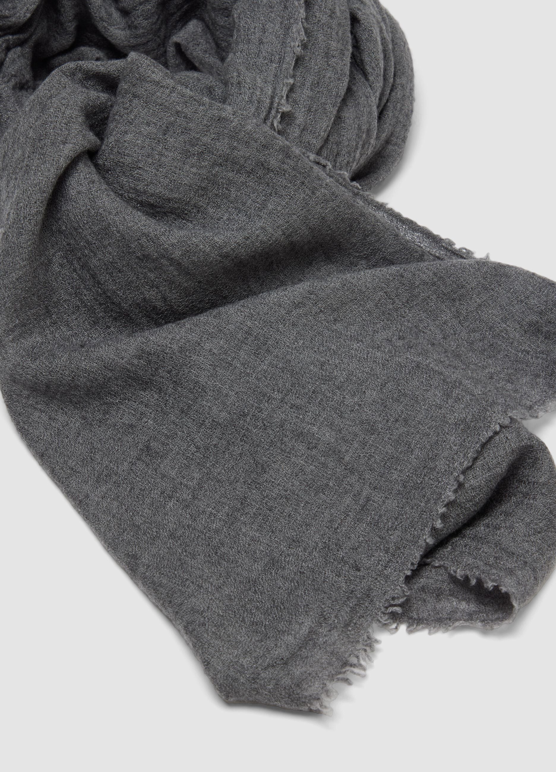 Grey wool-blend scarf with fringed edges