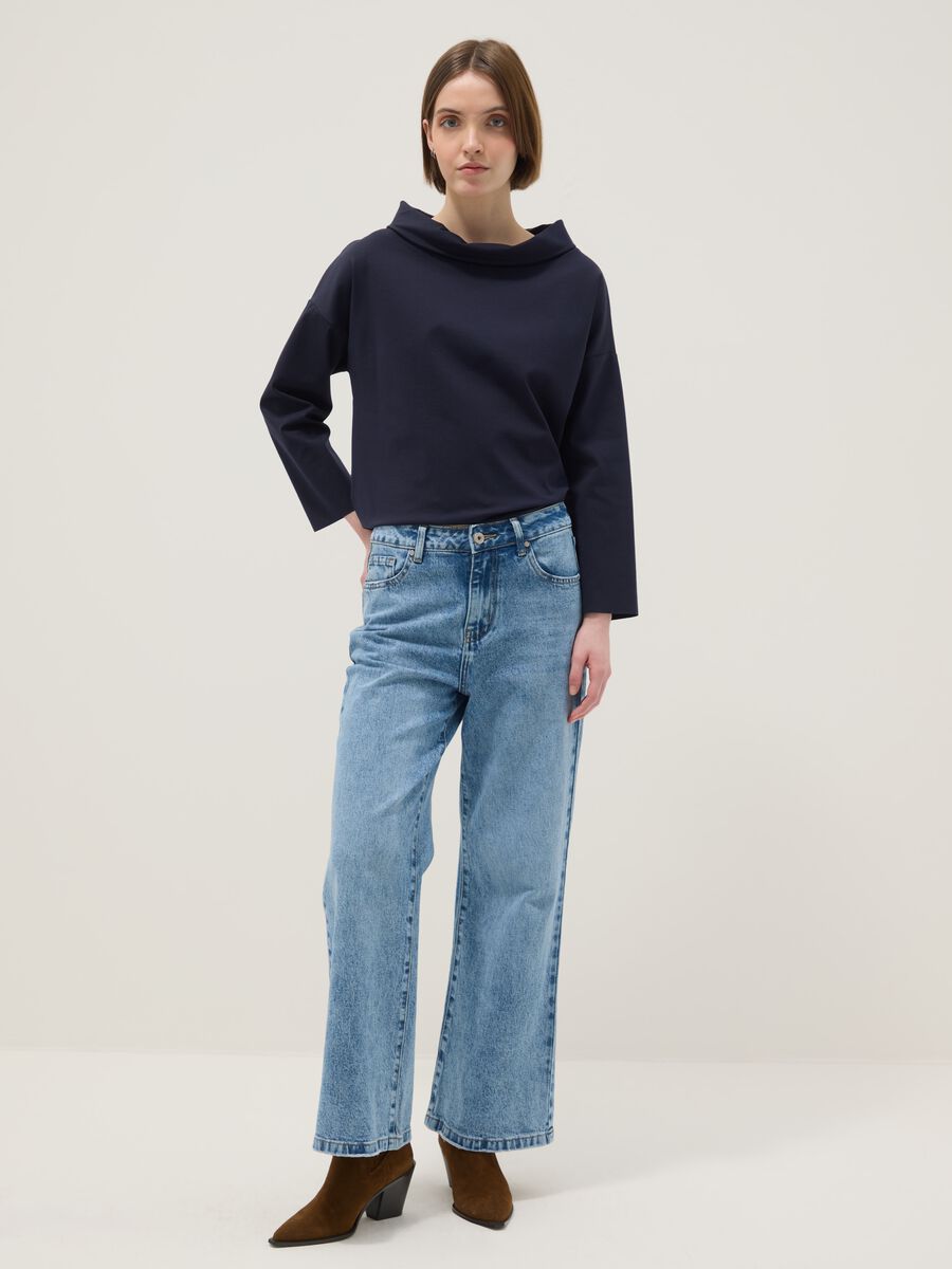 Maglia in misto cotone elasticizzato blu regular fit con collo ampio_1