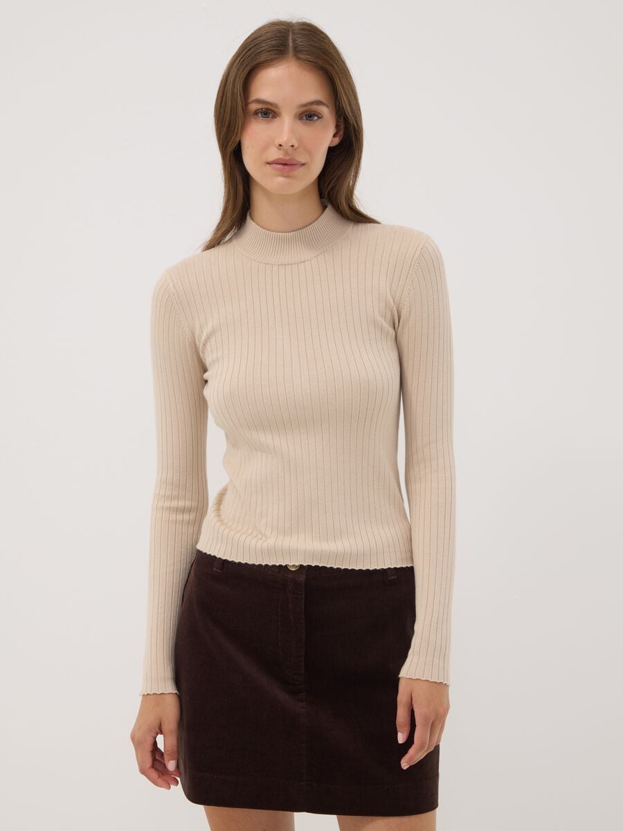 Maglia beige in misto viscosa a coste con collo rialzato_1