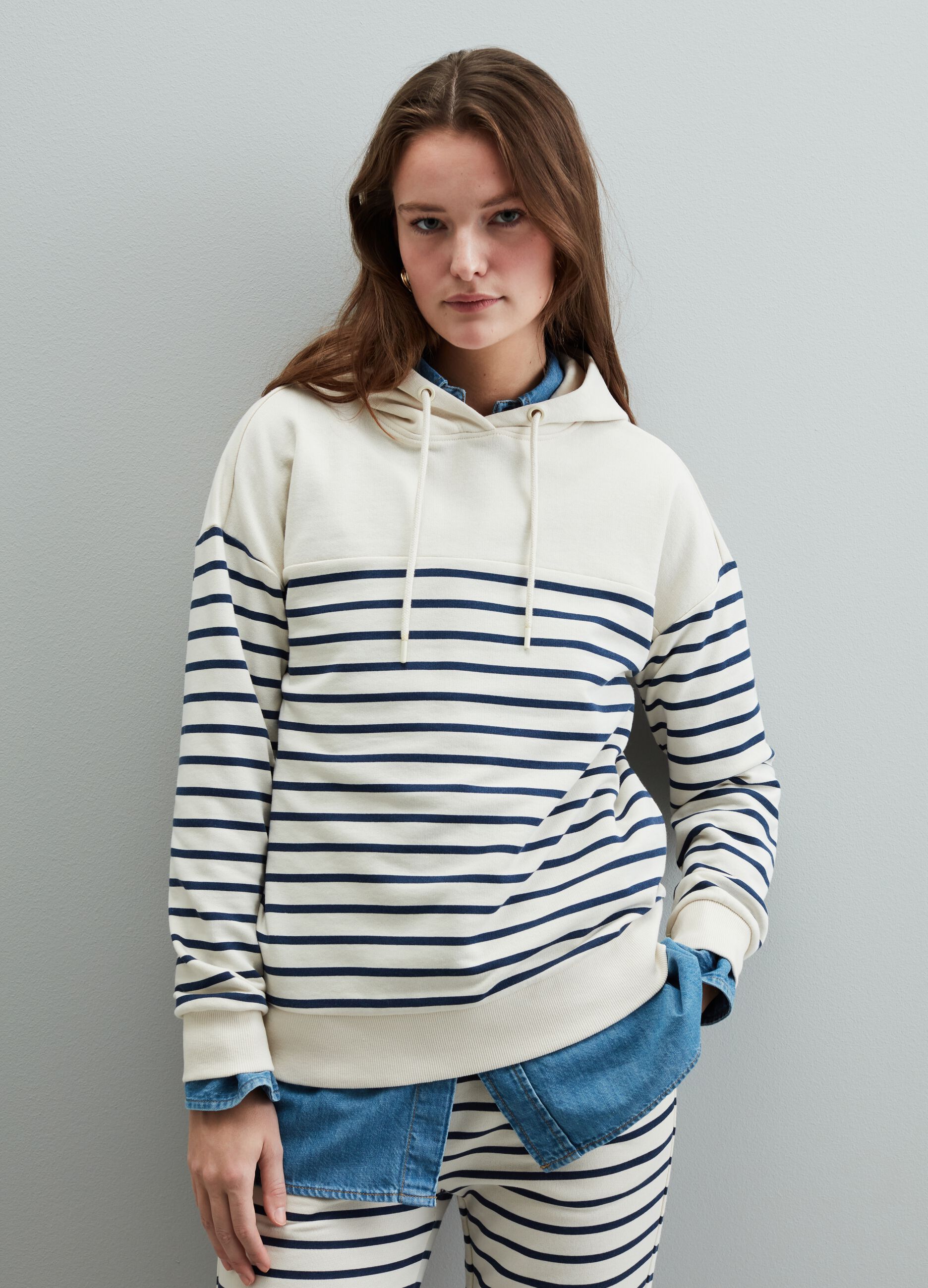 Sweatshirt with striped hood