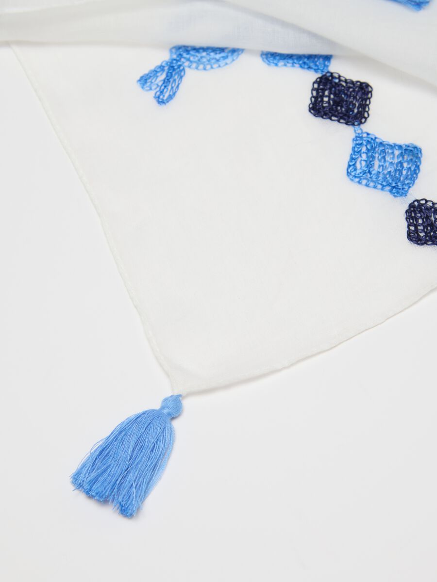 White and blue scarf with embroidery and tassels_2