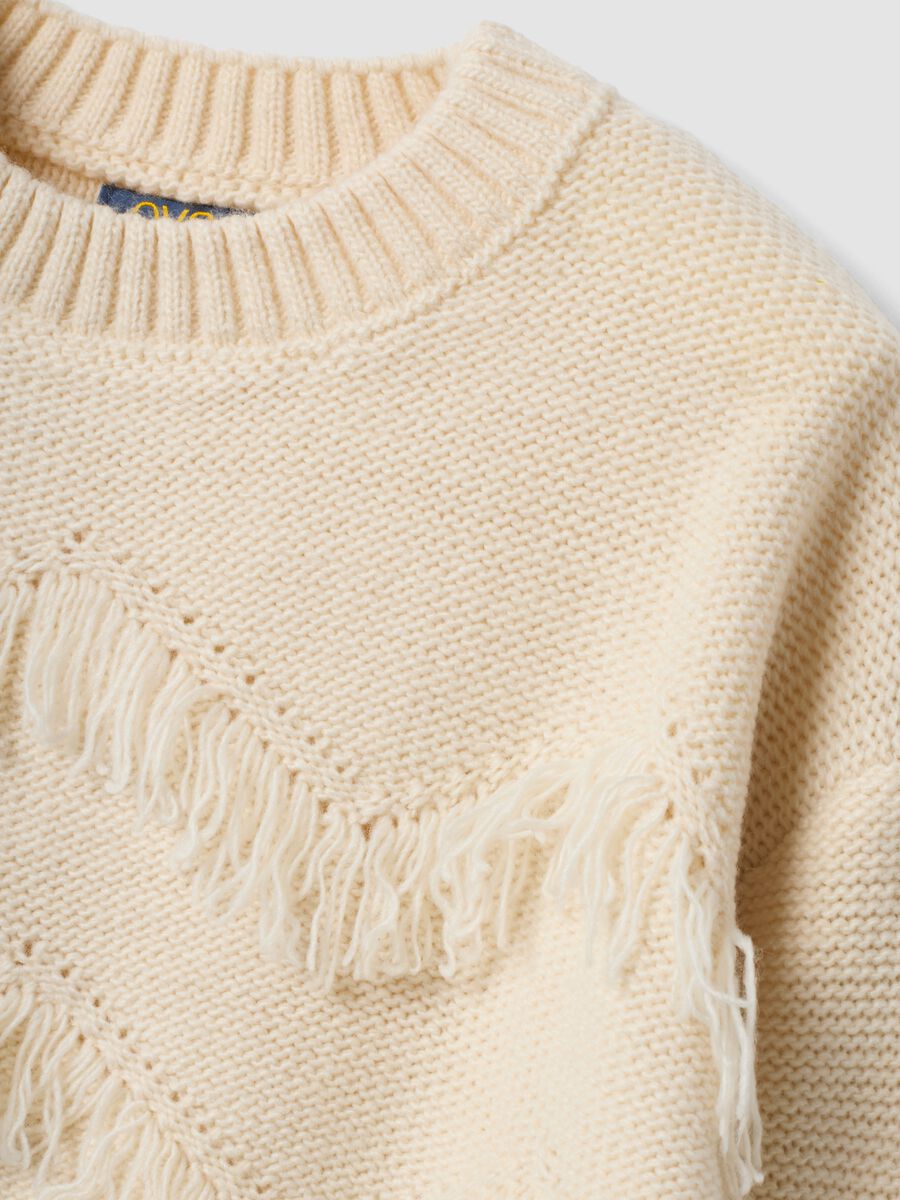 Maglia beige in maglia rasata con frange e girocollo per bambina_3