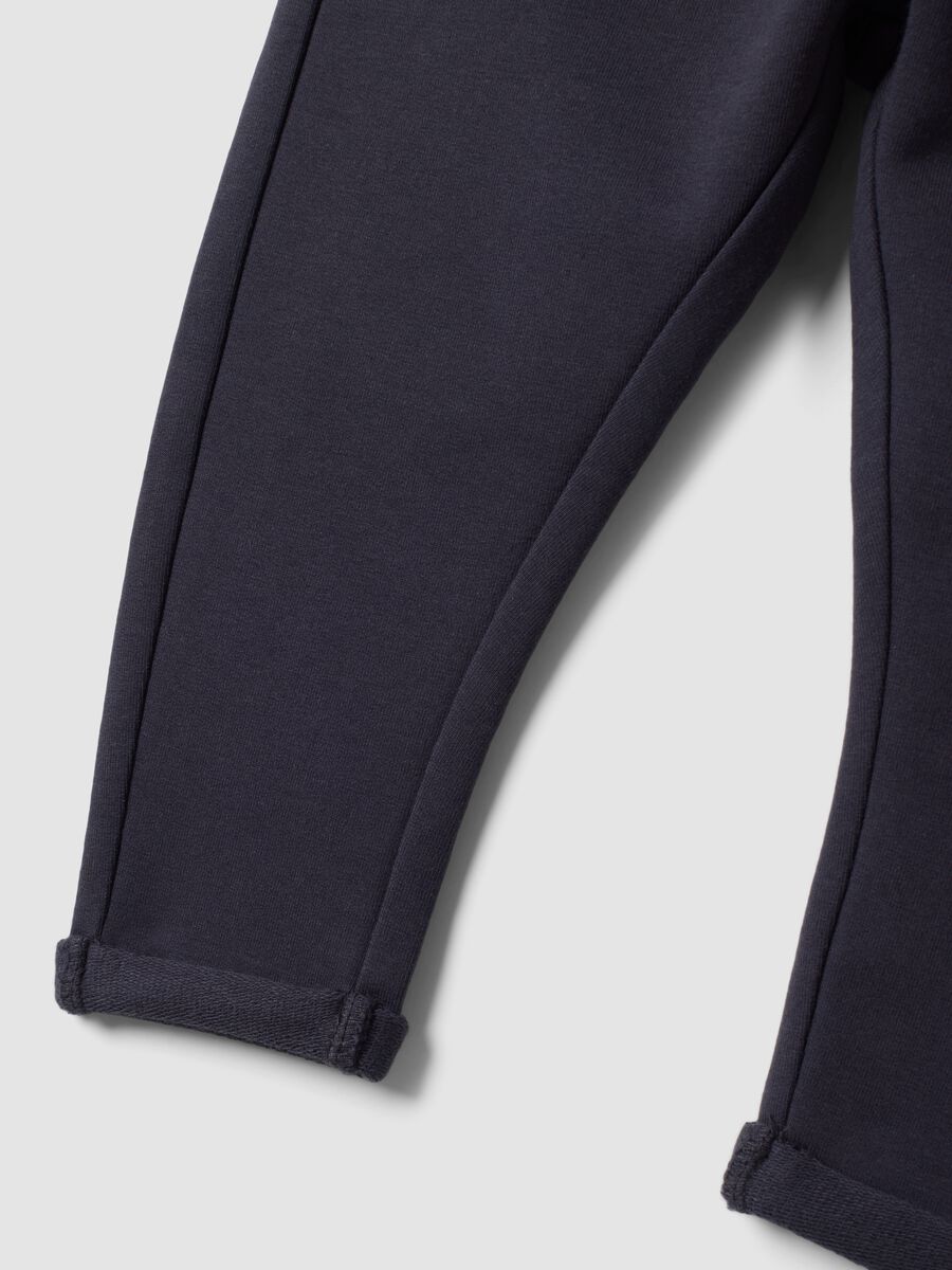 Jogger grigi in cotone elasticizzato con risvolto per bimba_3