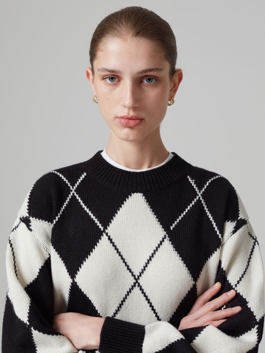 Pullover con disegno a rombi bicolore_1