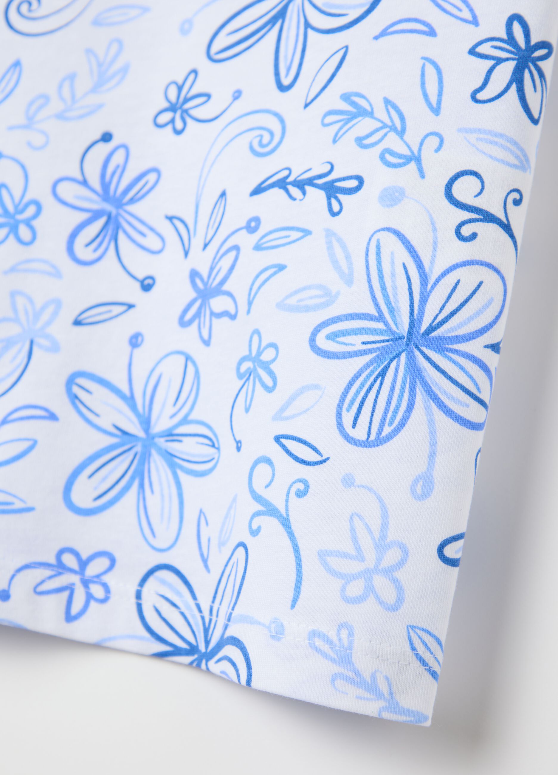 T-shirt bianca in cotone bio con stampa fiori