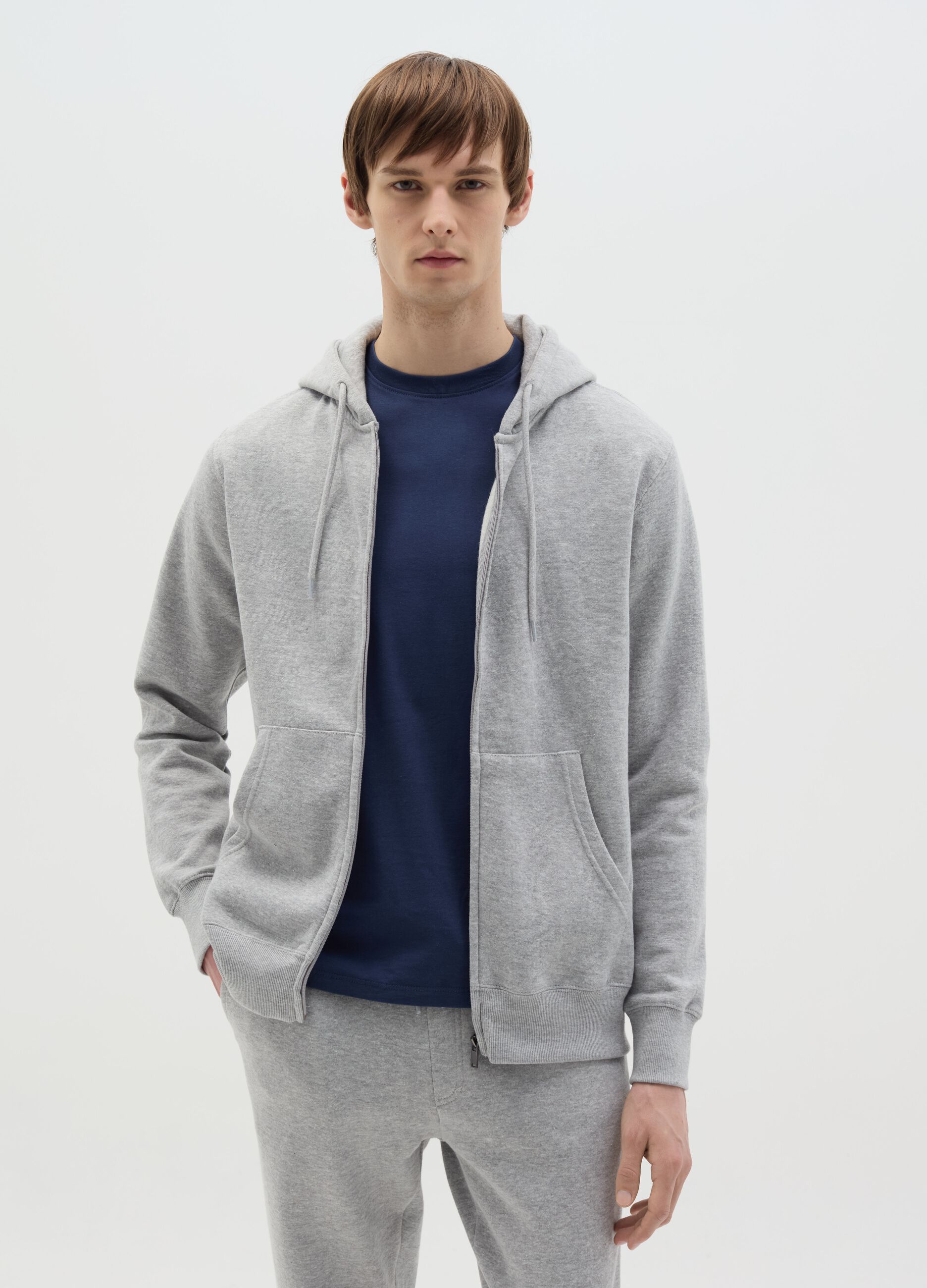 Essential full-zip sweatshirt with hood