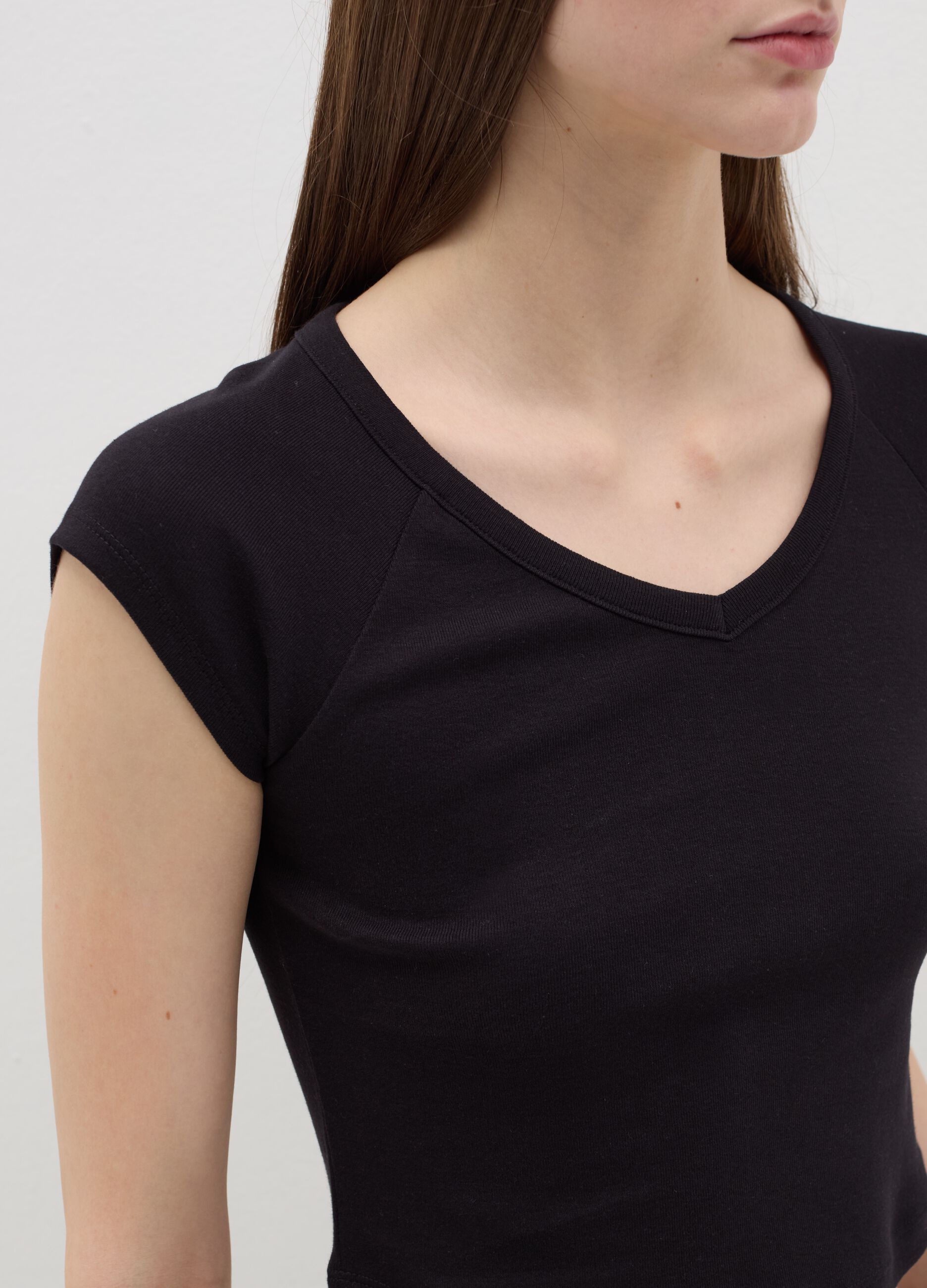 T-shirt with V neck and raglan sleeves