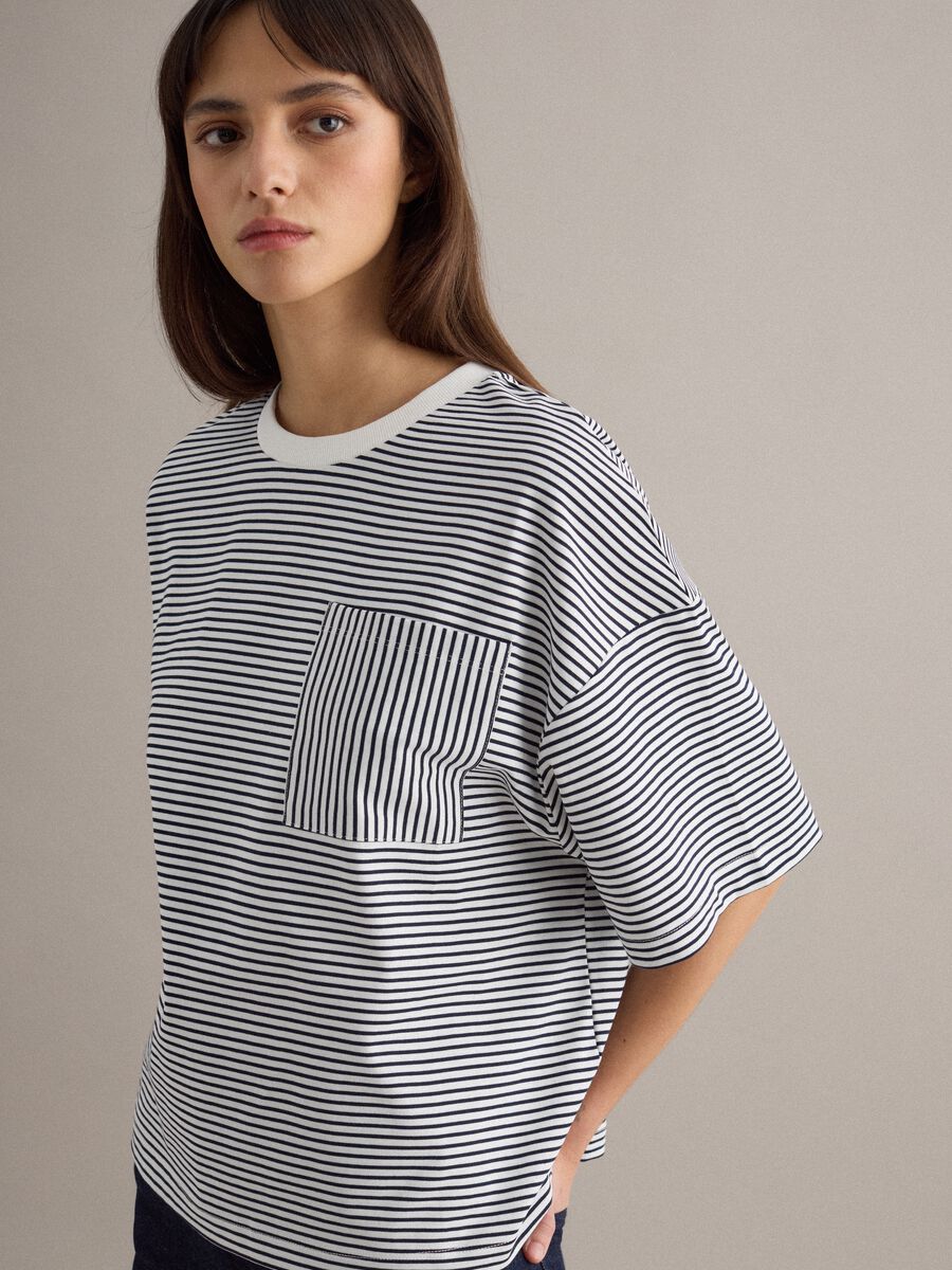 T-shirt in misto cotone a righe multicolor regular fit con tasca_0