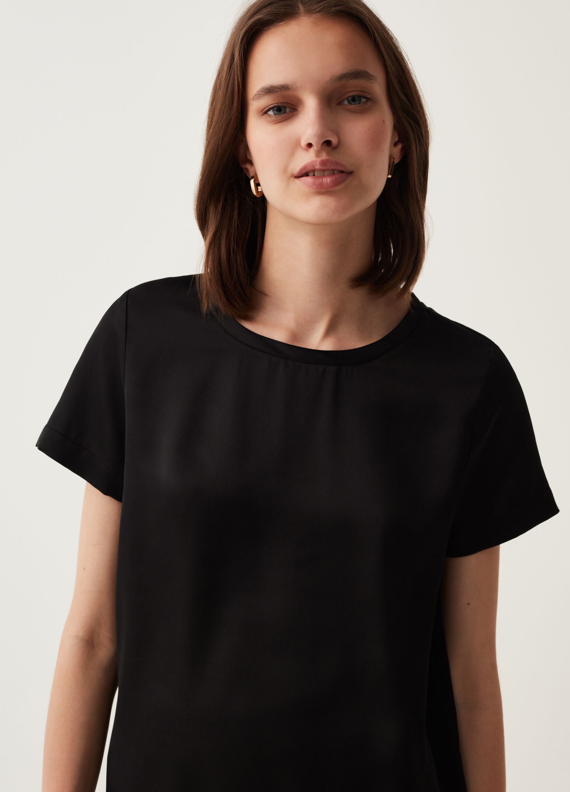 Blusa in satin a maniche corte_1