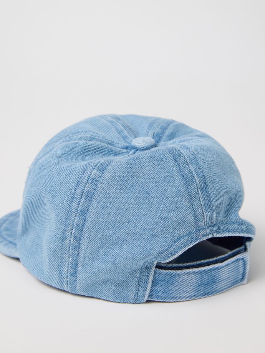 Babies’ light blue hat in 100% cotton with peak_1