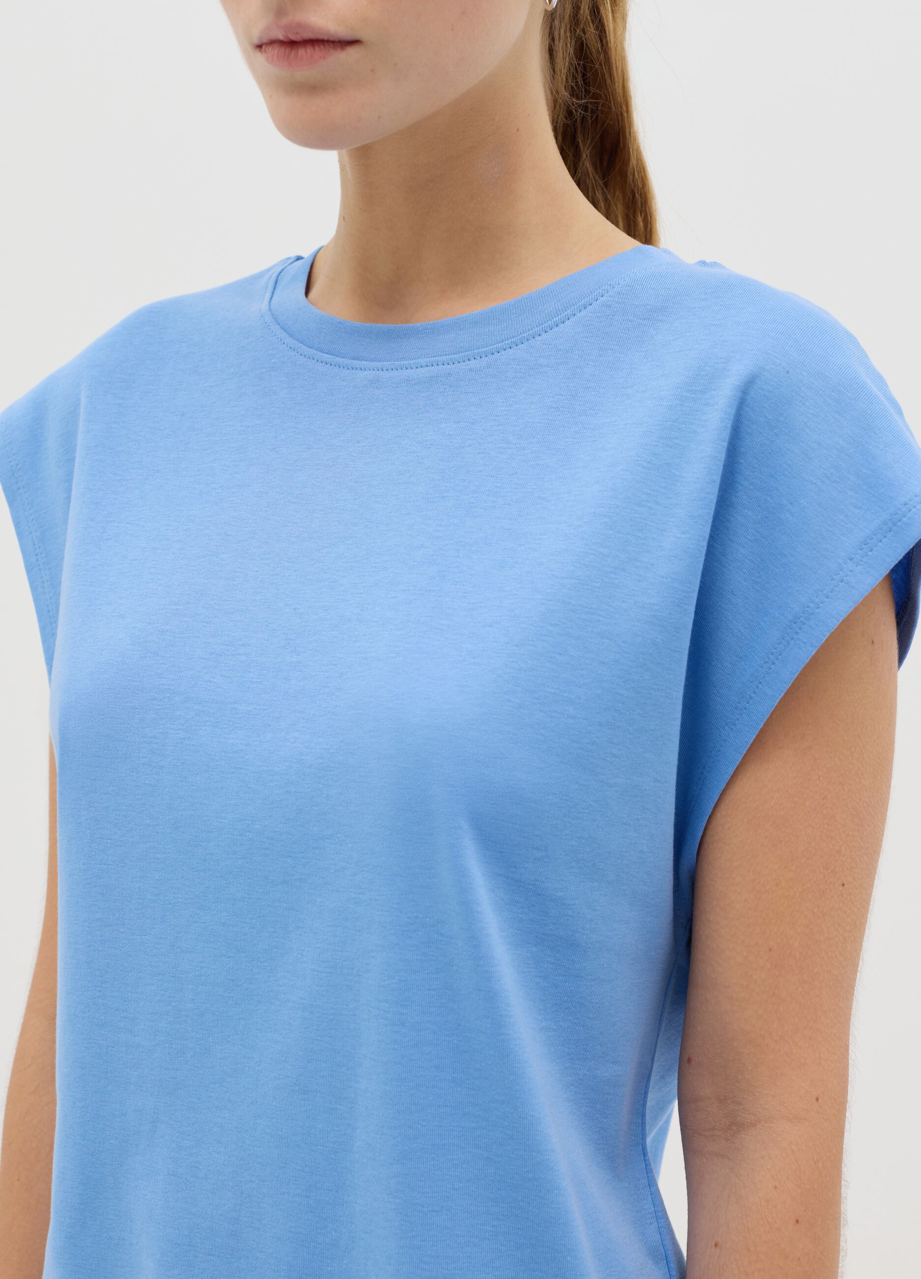 T-shirt smanicata in cotone azzurro