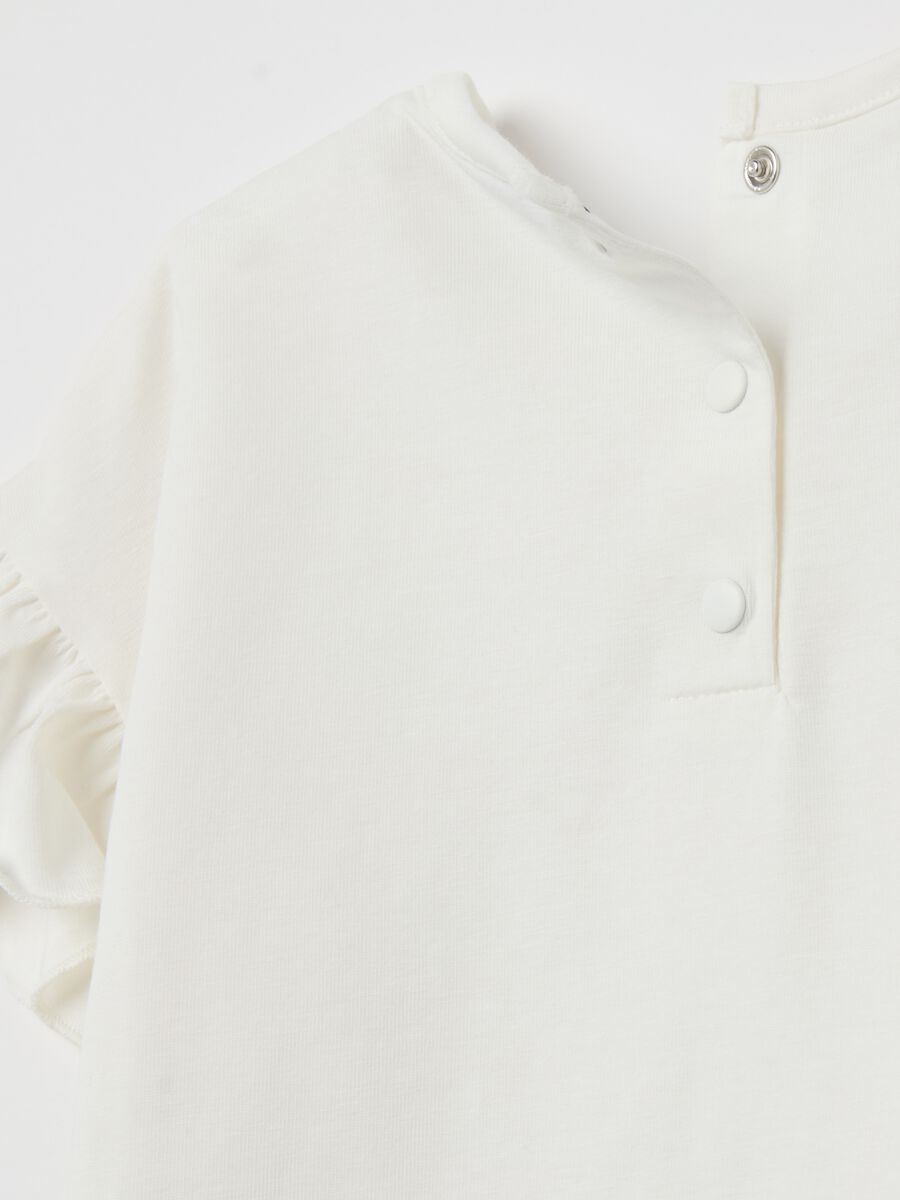 T-shirt with flounce and flower application_3