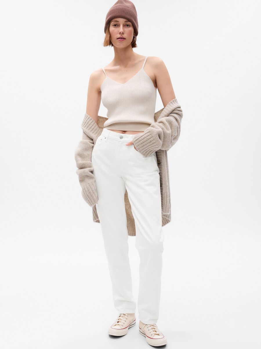 Girlfriend-fit jeans with mid-rise waist_0