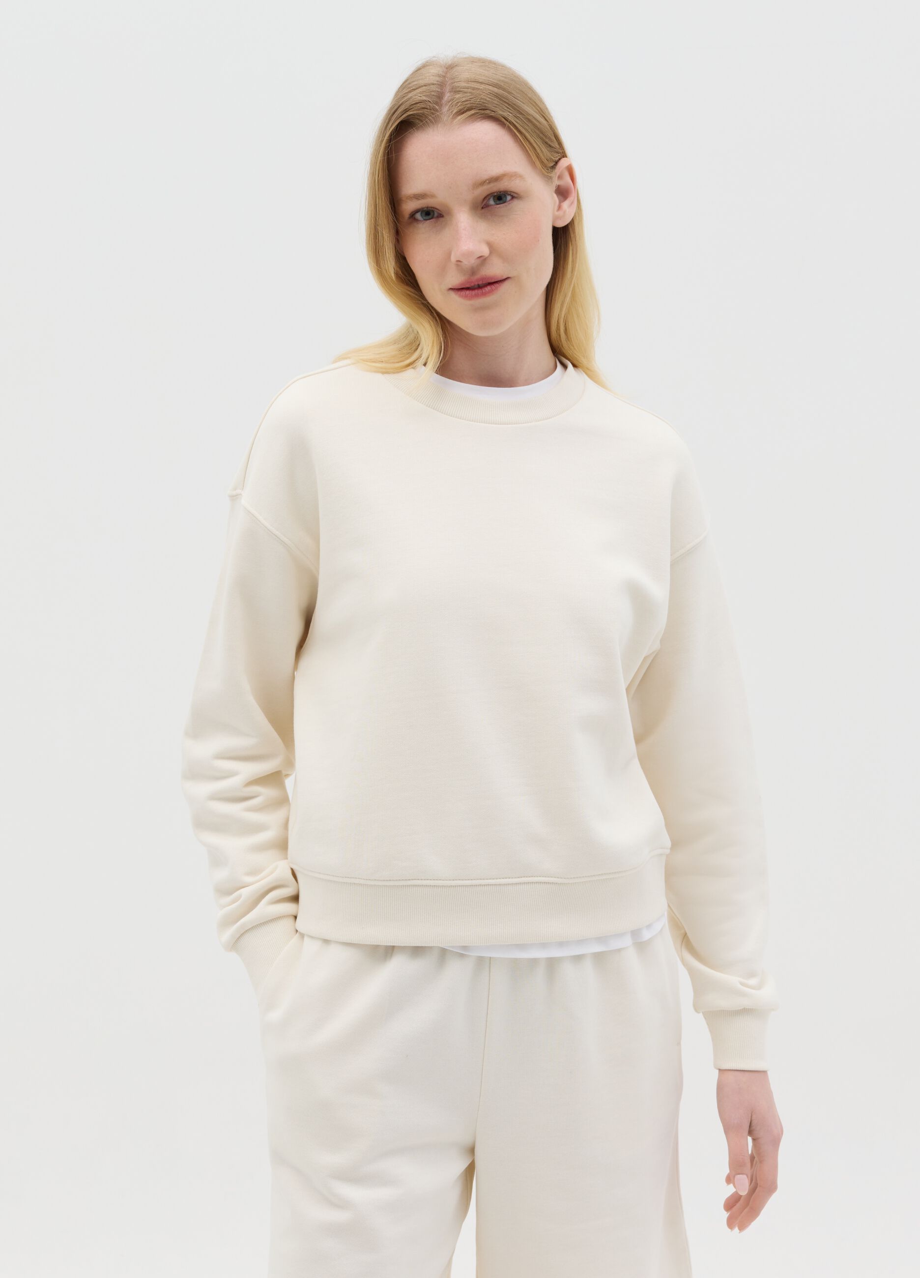 Essential sweatshirt with round neck