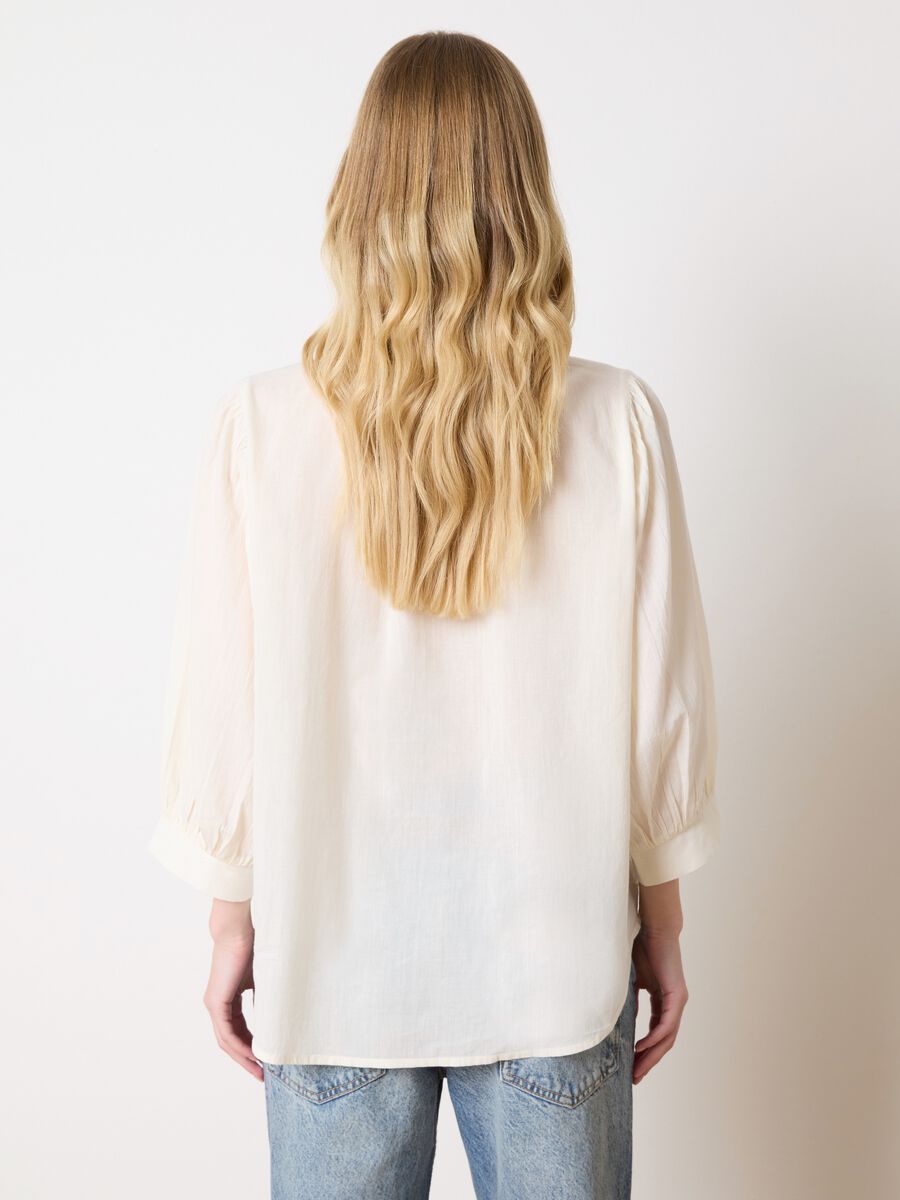 White cotton shirt with floral embroidery_3