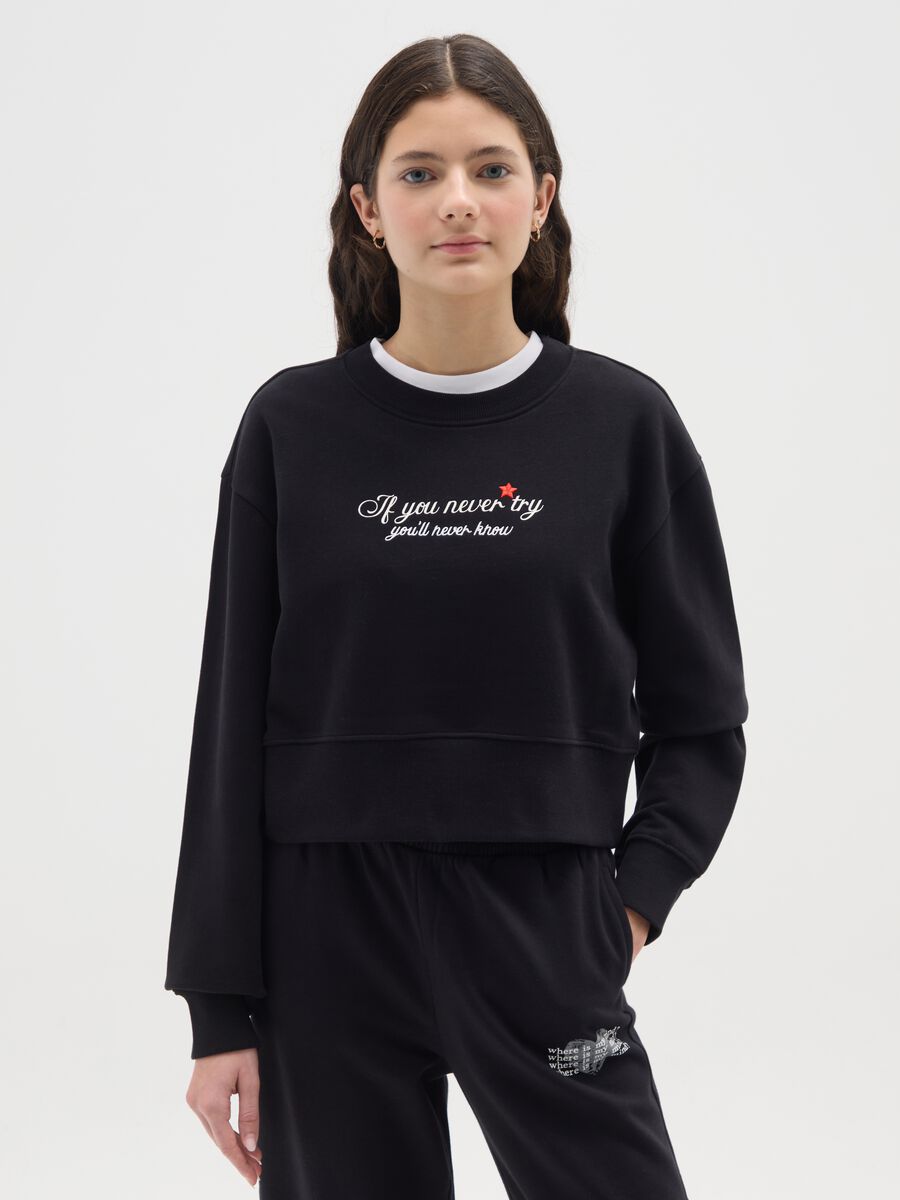 Felpa nera da ragazza in puro cotone regular fit con frase ricamata_0