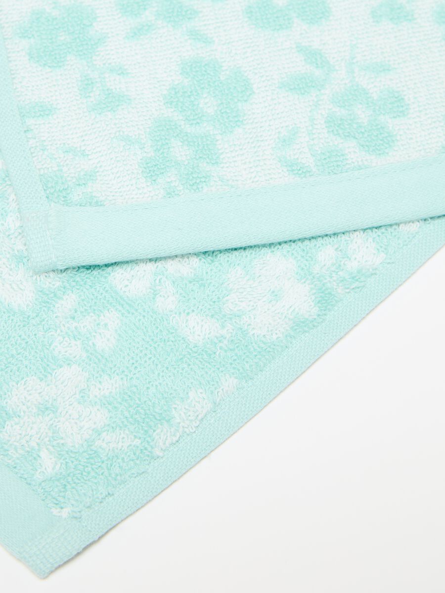 Guest towel with flowers pattern_2