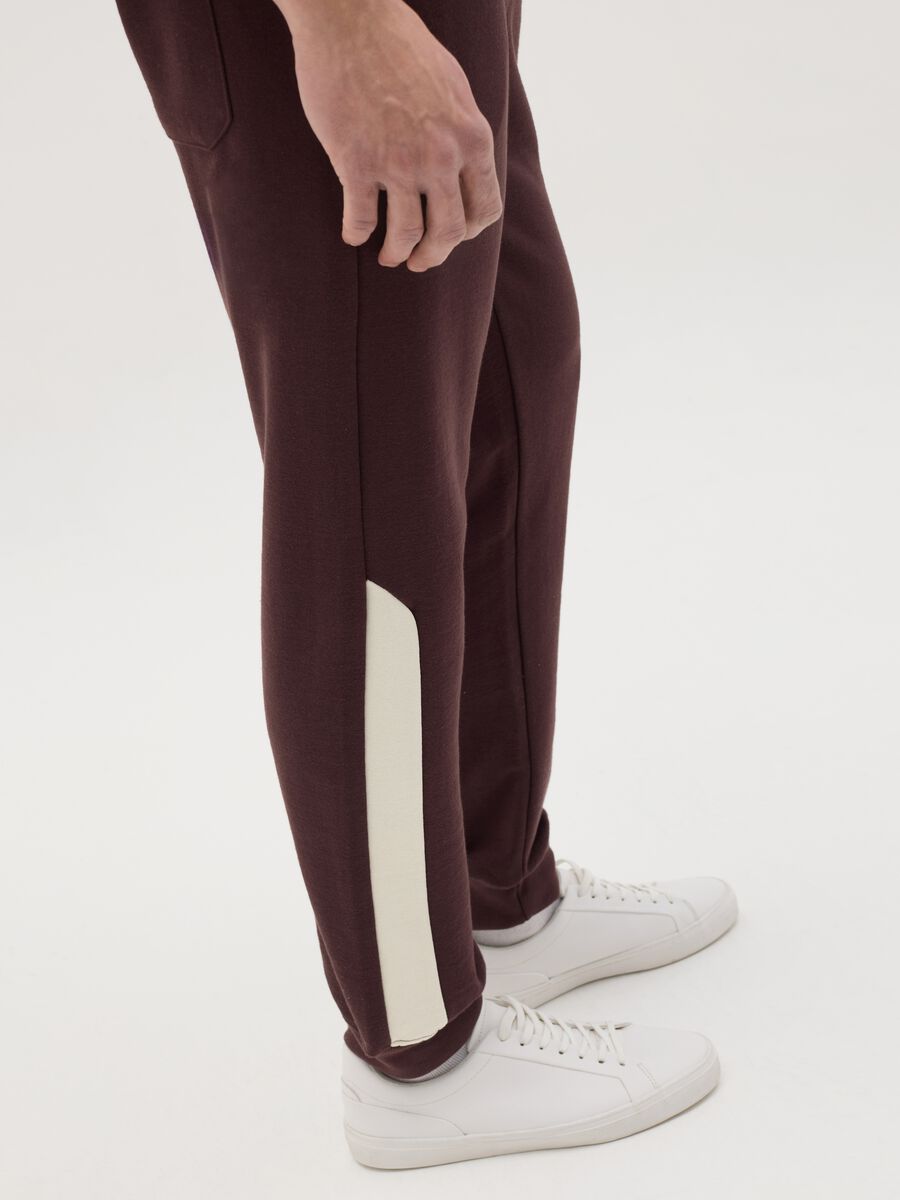 Joggers with contrasting inserts and logo embroidery_2