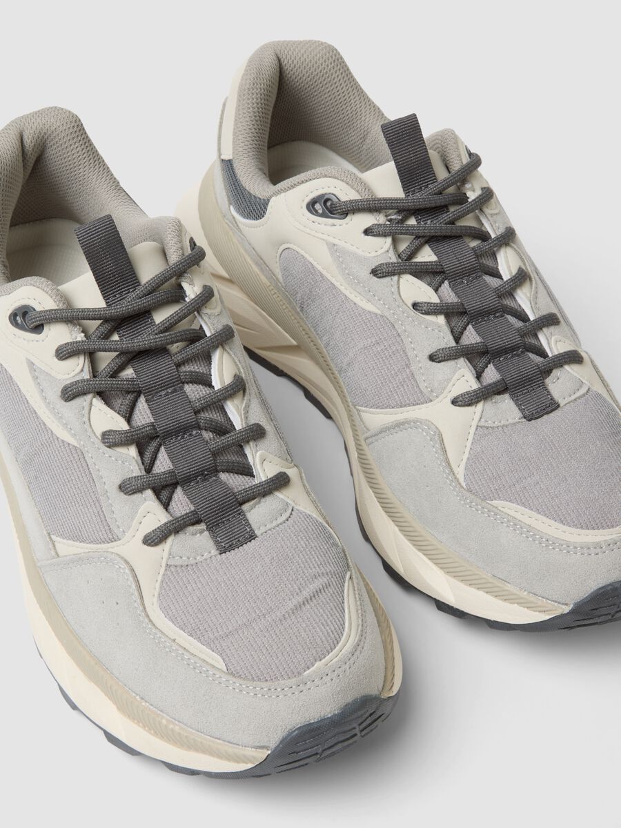 Sneakers grigie casual con lacci e suola running_2