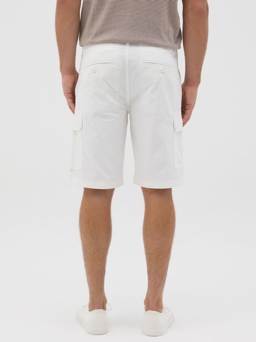 Bermuda da uomo bianco regular fit con tasche cargo_2