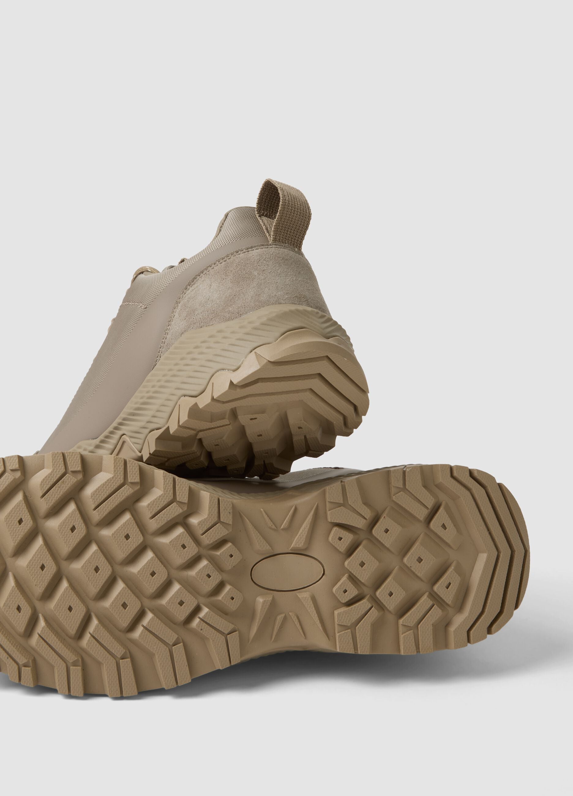 Sneakers beige basse con suola carrarmato